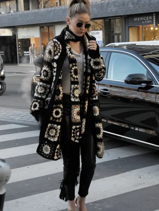 Simple dan elegan, begitu lah kata yang pas untuk Gigi di penampilannya ini. Ia memakai leather pants yang dipadukan degan shirt abu-abu serta outer dan shawl yang bermotif sama. Tak lupa sun glassesnya yang keren banget. (Foto: Celebmafia.com)