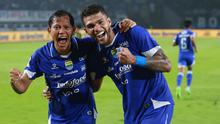 Selebrasi Berguinho dan Adam Alis dalam duel Persib Bandung versus PSBS Biak di Stadion GBLA, Minggu (25/1/2026). (Bola.com/Erwin Snaz)