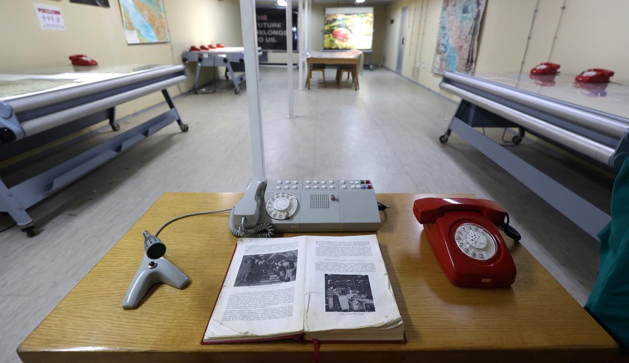 Tampilan umum ruang komando utama dalam komando perang atom bawah tanah Josip Broz Tito di Konjic, Bosnia, 17 Oktober 2022. Bunker ini dibangun selama 26 tahun. (AP Photo/Armin Durgut, File)