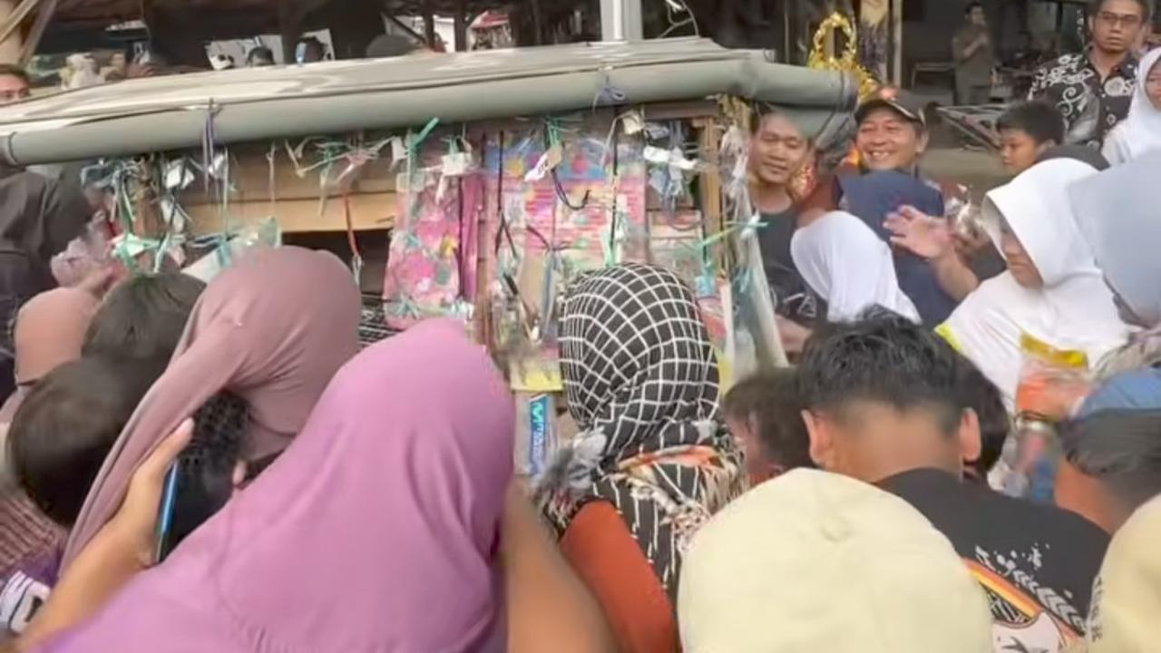 Potret Verrell Bramasta Diserbu Ibu-ibu saat Blusukan ke Karawang, Ada Kejadian Lucu Gerobak Jajanan Roboh