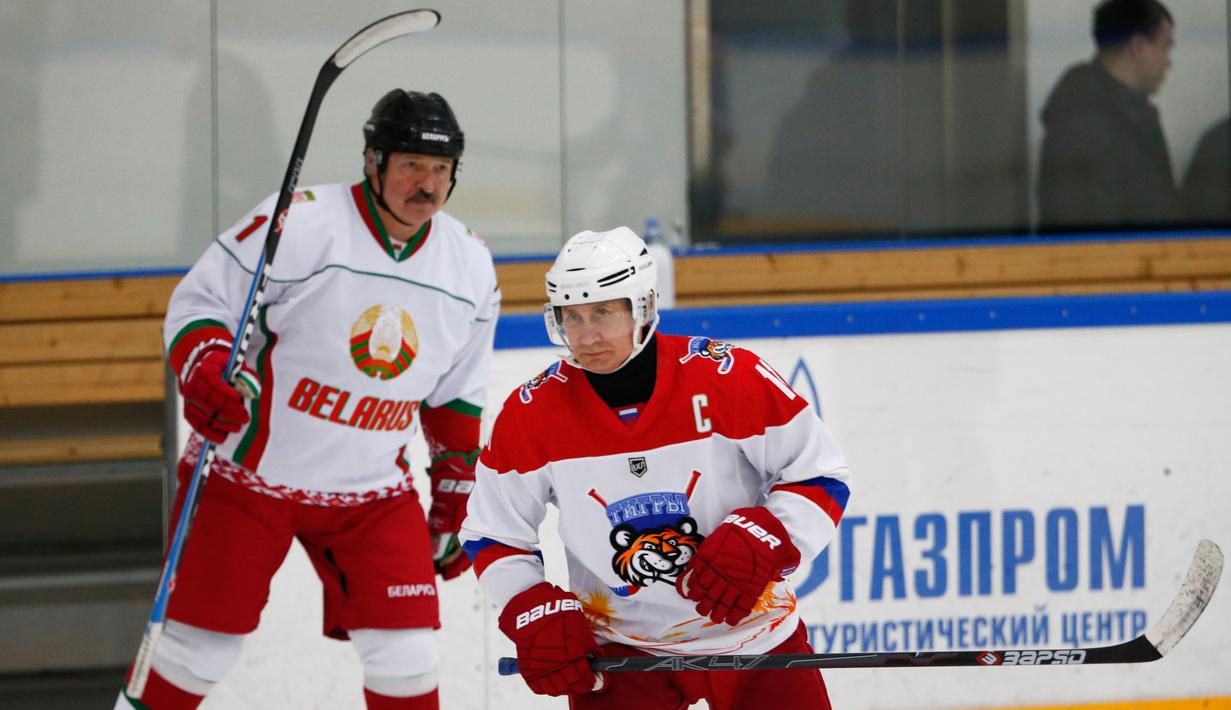 Foto Aksi Vladimir Putin Saat Main Hoki Bareng Presiden Belarusia Global Liputan6 Com