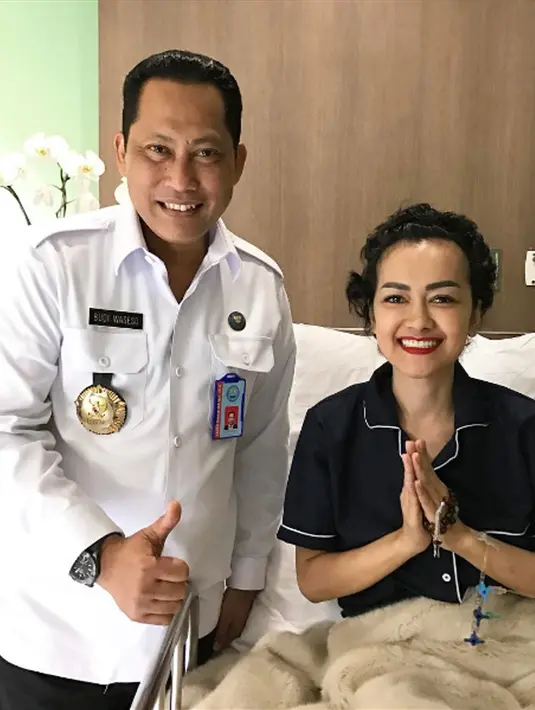 Julia Perez berpose dengan Ketua BNN, Budi Waseson di Rumah Sakit Cipto Mangunkusumo, Jakarta. Artis yang kerap disapa Jupe itu menghembuskan napas terakhir di Rumah Sakit Cipto Mangunkusumo (RSCM), pada Sabtu 10 Juni 2017. (Instagram/ juliaperrezz)