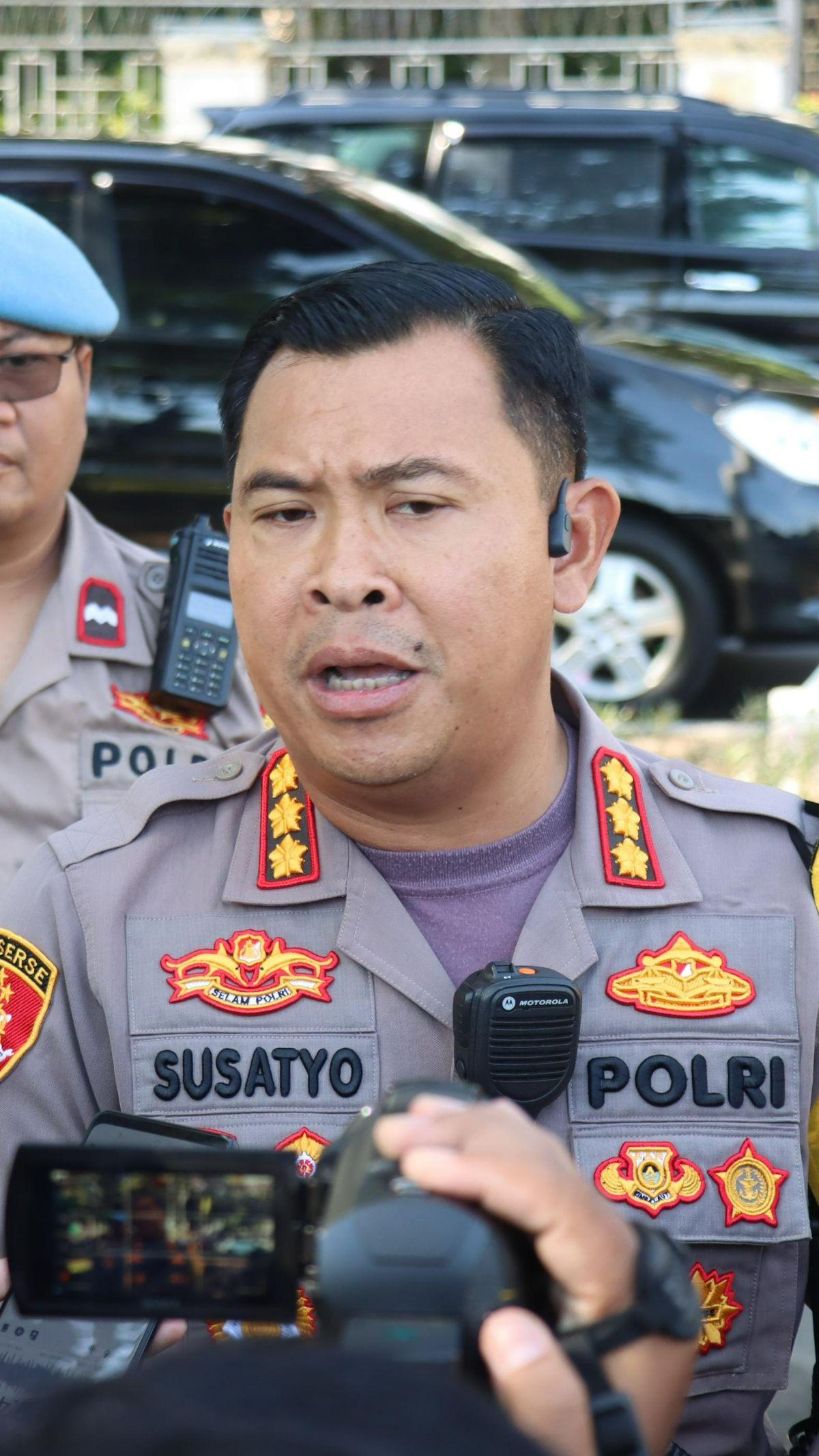 "Pada saat dibubarkan berhasil diamankan beberapa anak-anak remaja yang sedang membawa senjata tajam dan stick golf," ujar dia.