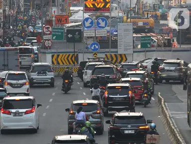 Suasana lalu lintas di Kawasan Glodok Hayam Muruk, Jakarta, Jumat (21/7/2023). Proyek Pembangunan MRT fase dua membentang sepanjang 11,8 kilometer dari Kawasan Bundaran HI hingga Ancol Barat. (merdeka.com/Imam Buhori)