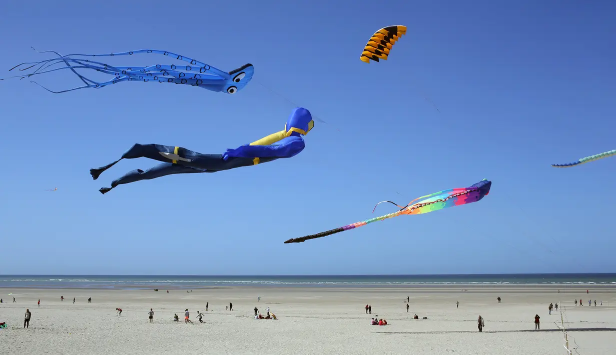 Sejumlah Layang-layang menghiasi langit selama festival Layang-layang Internasional ke-31 di Berck, Prancis, (6/4). Festival ini diselenggarakan di Berck-sur-Mer setiap bulan April dan berlangsung selama 10 hari. (AP Photo / Thibault Camus)