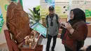 Petugas menerangkan miniatur gelondong kayu jati yang merupakan salah satu koleksi unggulan Museum Kehutanan dalam pameran “Hutan dan Peradaban: Dari Ekosistem Kehidupan Menuju Masa Depan” di area publik Stasiun MRT Bundaran HI, Jakarta, Senin (12/10/2026). Gelondong kayu jati tersebut berasal dari pohon yang berkecambah pada 1644, diteres pada 1980, dan ditebang pada 1982, dengan usia mencapai 336 tahun.(KLY/Budy Santoso)