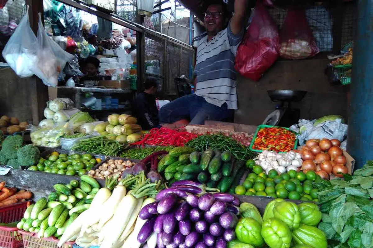 Harga pangan di Pasar Senen Jakarta Pusat terpantau naik Dua pekan menjelang puasa. (Liputan6.com/Fiki Ariyanti)