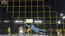 Pemain Monaco Mario Pasalic mencetak gol ke gawang Bern pada penyisihan Liga Champions di Stadium Stade de Suisse, Switzerland, Selasa (28/7/2015). (EPA/Peter Klaunzer)  