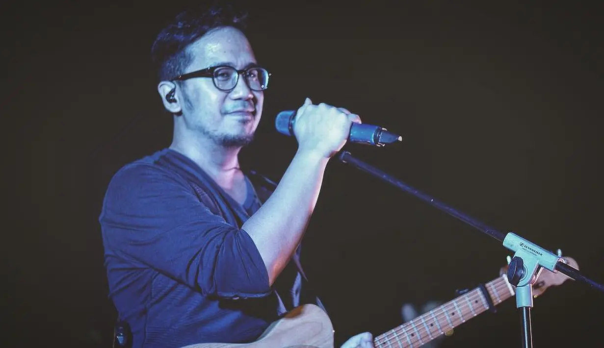 Lagu Muara yang dinyanyikan Adera ini memang berhasil banget bikin hati terenyuh. Terlebih mendengarkannya saat momen valentine ini. Liriknya yang sangat puitis ini pastinya menjadi idola para wanita. (Instagram/adera_ega)