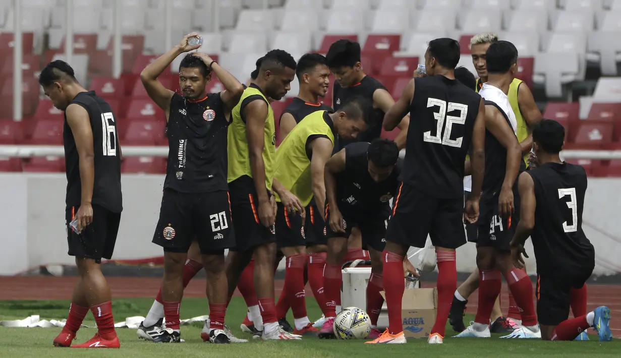 Pemain Persija Jakarta, Bambang Pamungkas, membasahi kepalanya saat jeda latihan di SUGBK, Jakarta, Jumat (2/8). Jelang menghadapi Arema FC, Macan Kemayoran gelar latihan tertutup. (Bola.com/YoppyRenato)