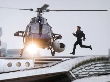 Aktor Tom Cruise berlari mengejar helikopter dalam adegan syuting film "Mission: Impossible" 6  di sepanjang Jembatan Blackfriars di London, Inggris (14/1). Adegan Tom Cruise ini membuat kegemparan warga sekitar. (Victoria Jones / PA via AP)