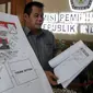 Petugas menunjukkan contoh surat suara untuk Pilkada serentak di KPU, Jakarta, Rabu (11/11). KPU akan mencetak surat suara Pilkada dari DPT di 295 Kabupaten/Kota sejumlah 96.165.966 pemilih ditambah 2% surat suara cadangan. (Liputan6.com/Faizal Fanani)