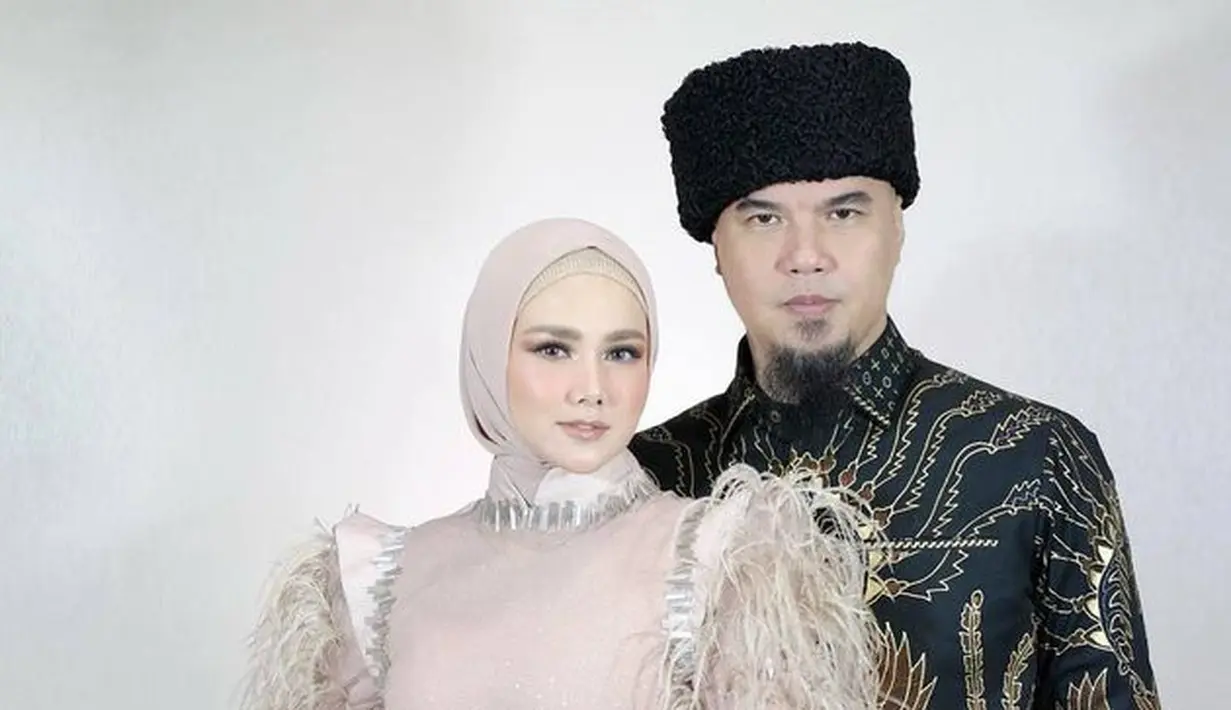 Jarang mengumbar kemesraan, kisah rumah tangga mereka justru jauh sekali dari gosip miring. (instagram/mulanjameela1)
