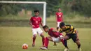 Striker Indonesia U-19, Dimas Drajad, berusaha melewati hadangan pemain PPLM pada laga ujicoba di Lapangan NYTC Sawangan, Depok, Jawa Barat, Jumat (5/8/2016). Indonesia U-19 menang 3-0 atas PPLM. (Bola.com/Vitalis Yogi Trisna)