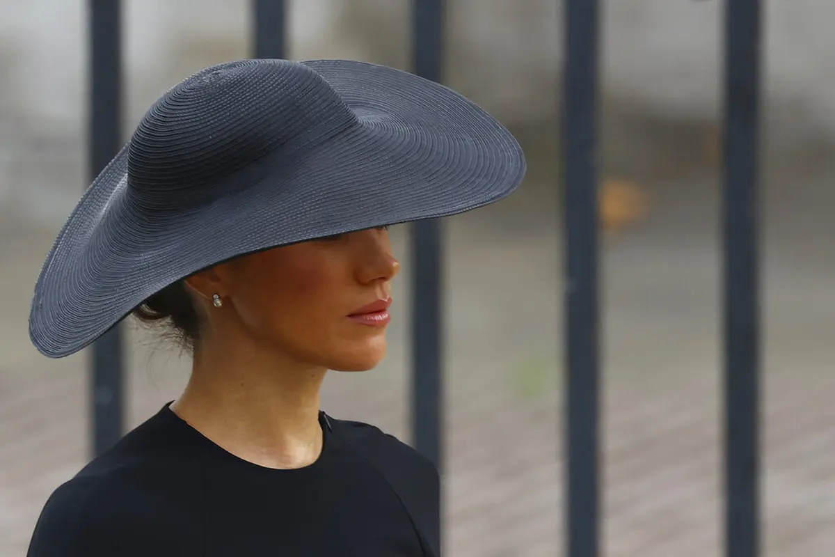 Meghan Markle di pemakaman Ratu Elizabeth II. (Foto: Hannah McKay/Pool Photo via AP)