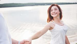 Perempuan lebih bahagia dalam menjalani age gap relationship. (Foto: Freepik/standret)