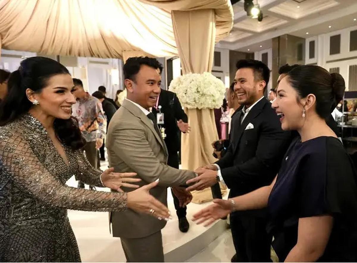Tampilan Sederhana namun Elegan Jessica Mila saat Hadir Kondangan Anak Menteri Yusril Ihza Mahendra Bersama Mertua