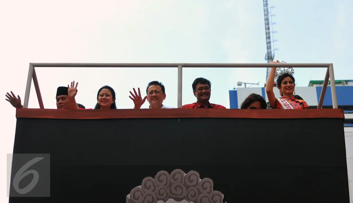 Menko PMK Puan Maharani (kedua kiri) dan Wakil Gubernur DKI Jakarta Djarot Syaiful Hidayat (ketiga kanan) saat menghadiri acara perayaan Cap Go Meh 2016 di Glodok, Jakarta, Minggu (21/2). (Liputan6.com/Faisal R Syam)