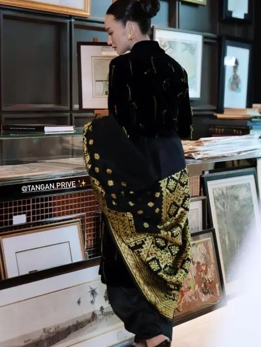 Penampilannya kemudian dipadukan dengan drape skirt yang terbuat dari gabungan beberapa bahan kain. Disambung menjadi wrap skirt dengan draping asimetris. [@enzystoria].