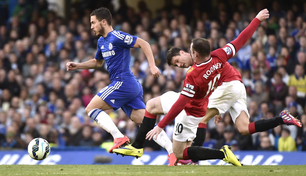 Gelandang Eden Hazard saat menggiring bola melewati pemain MU, Wayne Rooney