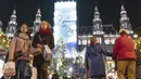 Pengunjung menjelajahi pasar Natal di depan balai kota Wina di Wina, Austria (19/11/2019). Berdiri sejak pertengahan abad ke-19, kini Rathaus selalu menjadi tujuan utama pecinta Pasar Natal di Vienna. (AFP Photo/Joe Klamar)