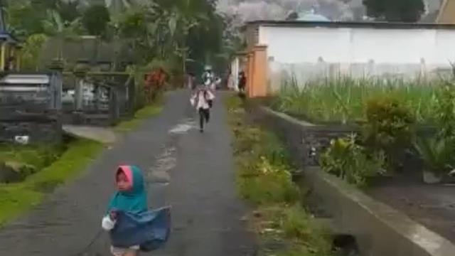 Tangkapan layar video viral detik-detik anak kecil menyelamatkan diri dari letusan Gunung Semeru