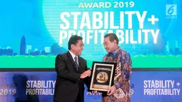 Direktur Utama BRI Suprajarto (kanan) menerima penghargaan dari Komisaris Utama PT Jurnalindo Aksara Grafika pada Bisnis Indonesia Award 2019 di Jakarta, Jumat (12/7/2019). Bank BRI mendapatkan penghargaan atas kinerja perseroan yang stabil dan tumbuh berkelanjutan. (Liputan6/com/HO/Rizki) 