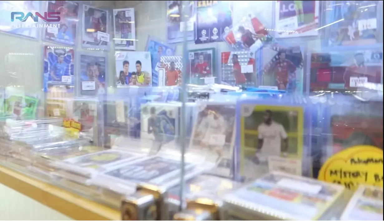 "Berapa harganya?  tanya Raffi lagi. "500 dollar (sekitar Rp 5,6 juta)," ujar Nagita. Berapa 500 dollar tuh,"  tanya Raffi lagi. "Rp 5 juta," jawab Nagita. [Youtube/Rans Entertainment]