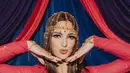 Nia Ramadhani tampil totalitas jadi arabian princess. Dengan outfit super bersinar berwarna merah, Nia tampil cantik dengan makeup dan headpiece, serta aksesori yang benar-benar membuatnya tampil bak arabian princess. Foto: Instagram.