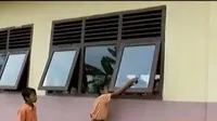 Kaca jendela yang ditembak tepat berada di samping meja guru, kuat dugaan penembakan dilakukan dari jarak sekitar 5 meter.