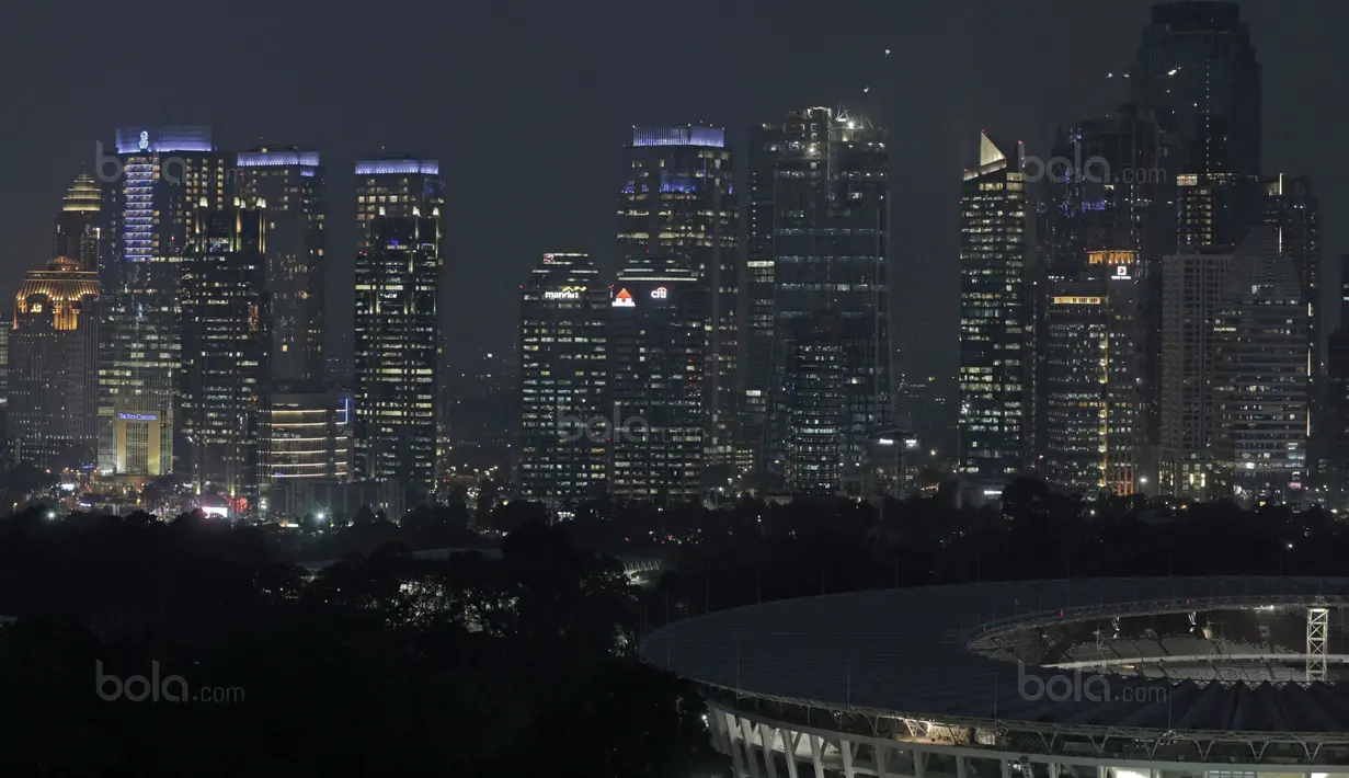 Deretan gedung pencakar langit dekat kasawan Stadion Utama Gelora Bung Karno, Jakarta, (12/9/2017). Stadion Utama GBK dan kawasan olah raga senayan bersolek menyambut ASIAN Games 2018. (Bola.com/Nicklas Hanoatubun) 