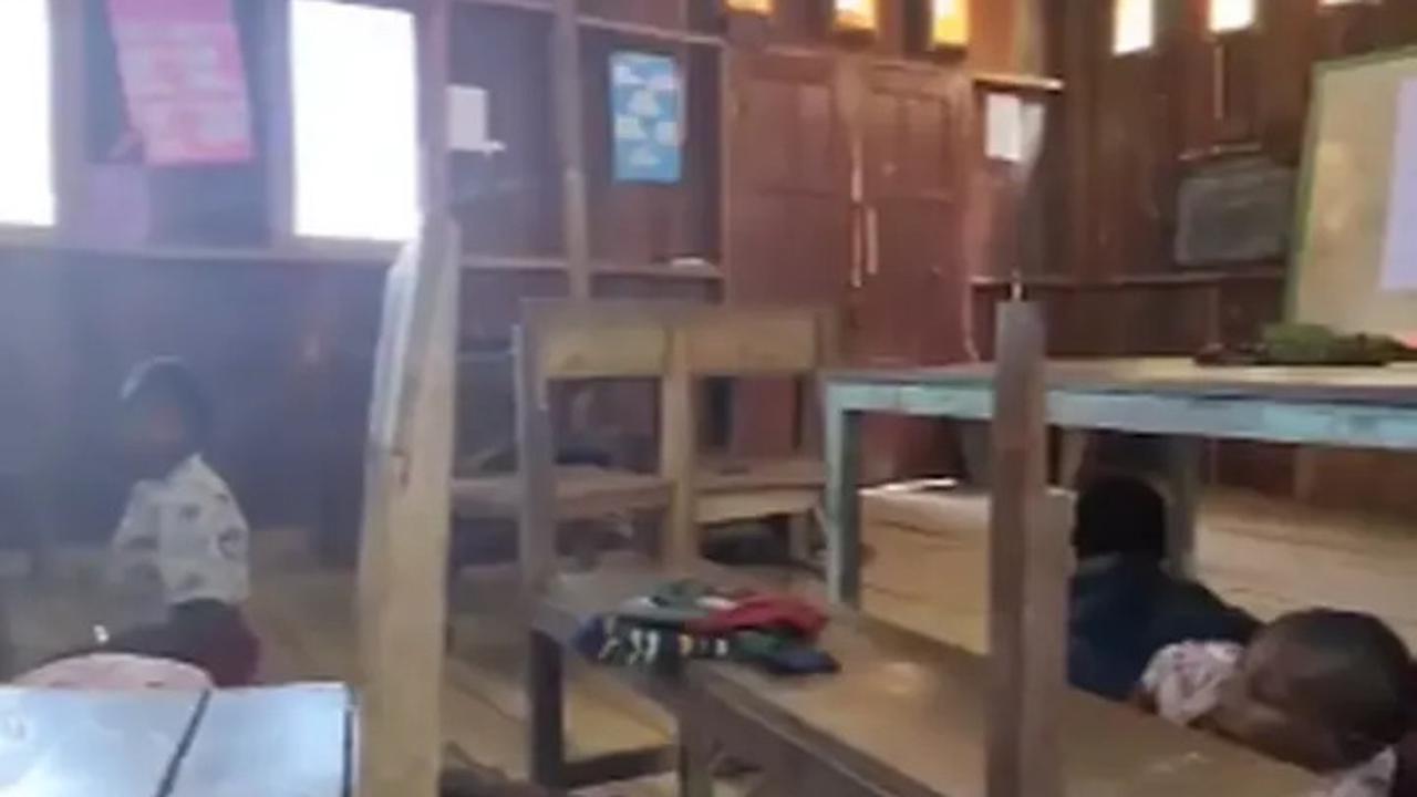 Momen Siswa SD di Papua Mendadak Panik Dengar Suara Pesawat