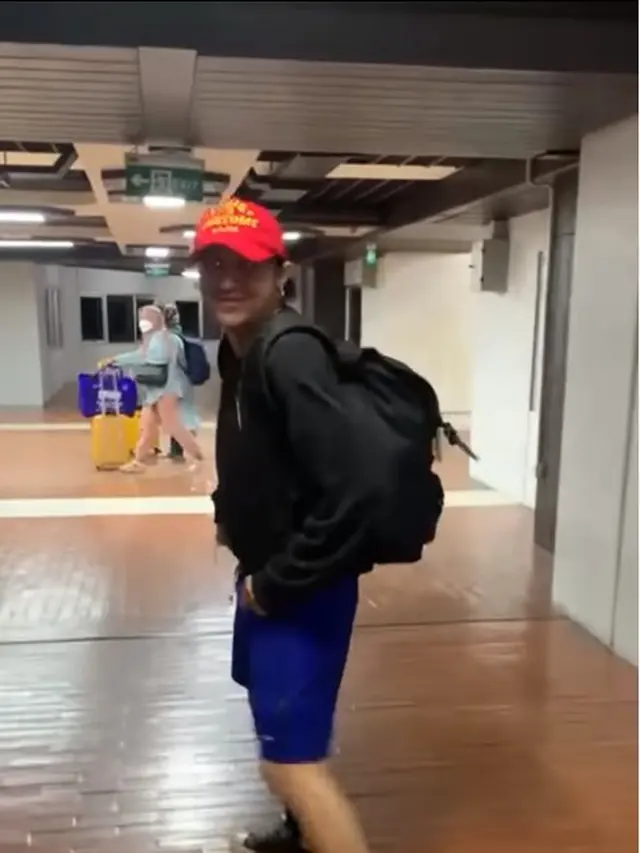 Vicky Nitinegoro saat memamerkan tingkah nyeleneh di bandara. (Instagram @ vickynit13)