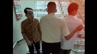 Tinjau Cek Kesehatan Gratis di Puskesmas, Gibran Rakabuming Pilih Naik Tangga dan Bantu Pasien Pakai Lift.&nbsp; foto: TikTok @gibran_wapresku