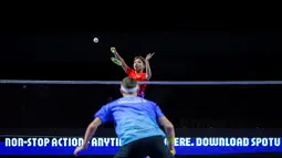 Pebulu tangkis Jepang, Kodai Naraoka dari tim Rockets melakukan pukulan smash ke arah Viktor Axelsen dari tim Lightning dalam laga tunggal putra Badminton XL 2025 di Istora Senayan, Jakarta, Sabtu (04/10/2025). (Bola.com/Bagaskara Lazuardi)