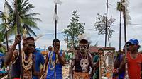 Para pengukir dari Suku Asmat, Papua. (Liputan6.com/Loop/John Ohoiwirin)