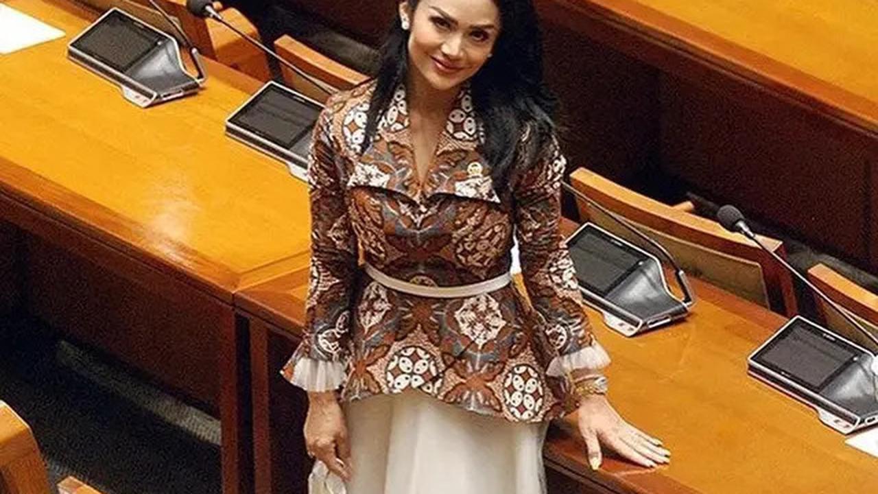 7 Model Baju Batik Kombinasi Kain Polos untuk Wanita Terbaru, Yuk Padupadankan Agar Tampil Cantik