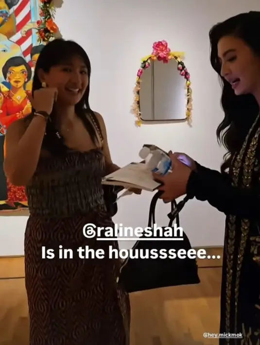 Mini bag berwarna hitam jadi pelengkap OOTD museum ala Raline Shah dengan sentuhan wastra [@ralineshah]