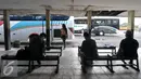 Calon penumpang saat menunggu bus AKAP di Terminal bus Pulogadung, Jakarta, (19/7). Dinas Perhubungan dan Transportasi DKI, mengultimatum agar seluruh PO Bus AKAP di Terminal Pulogadung untuk pindah ke Terminal Pulogebang. (Liputan6.com/Yoppy Renato)