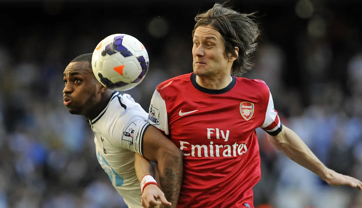 Pemain Tottenham, Danny Rose berebut bola dengan gelandang Arsenal, Thomas Rosicky pada laga Liga Premier di Stadion White Hart Lane, Inggris, Minggu (16/3/2014). (EPA/Gerry Penny)