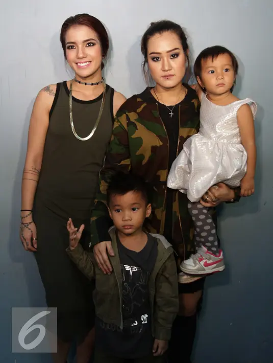 Sheila Marcia dan Melodya Vanessa berpose dengan dua bocah usai mengisi program talk show di kawasan Tendean, Jakarta, Senin (19/9). (Liputan6.com/Herman Zakharia)