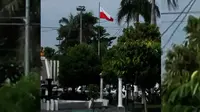 Foto bendera Merah Putih terpasang terbalik di halaman Kantor DPRD Kota Tegal, Jawa Tengah, beredar di grup messenger. (Foto: Istimewa/Fajar Eko Nugroho)