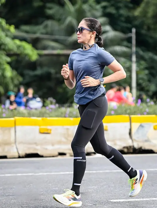 Tak hanya sepatu, penampilan tangan Ussy selama berlari juga menjadi sorotan. Pesonanya langsung berubah dari kesehariannya yang terlihat feminin [@ussypratama]