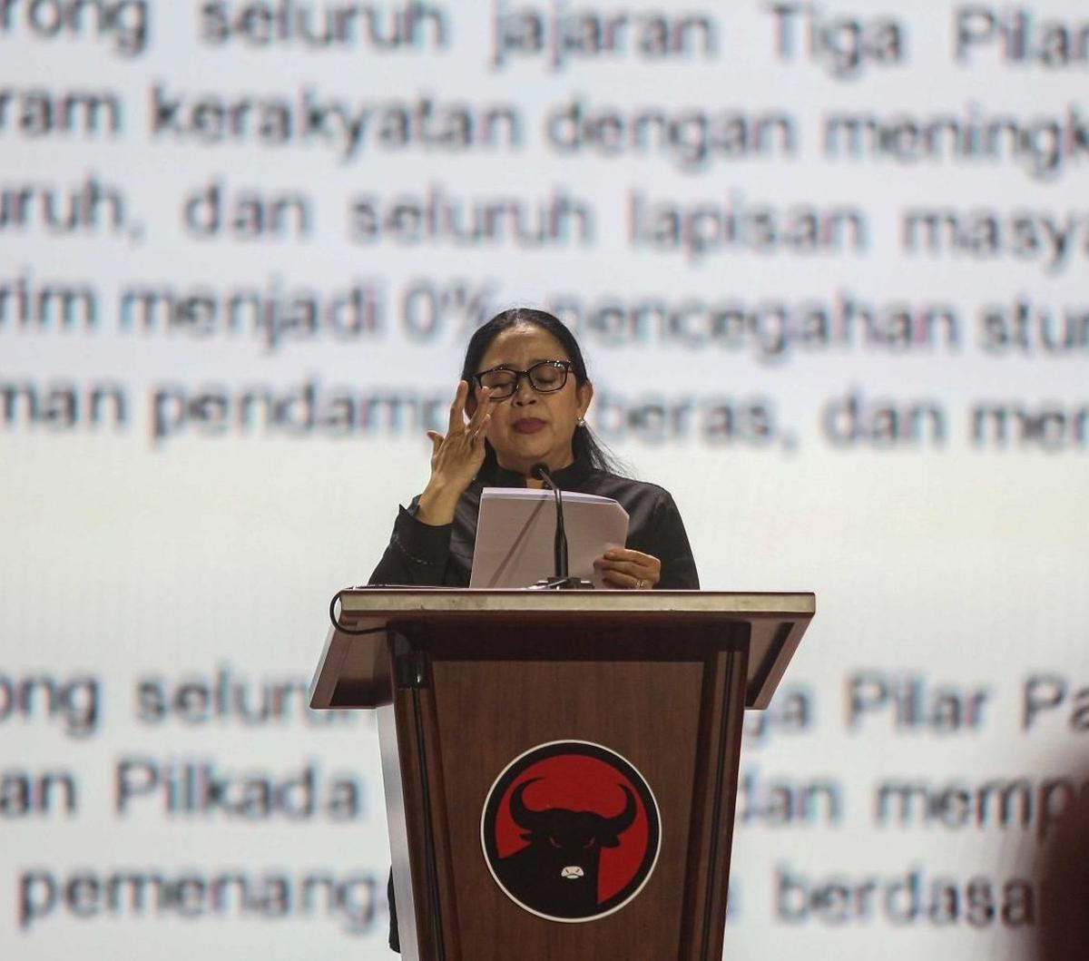 Momen Ketua DPP PDIP Puan Maharani saat menangis saat membacakan hasil rekomendasi Rakernas V PDIP di Beach City International Stadium Ancol, Jakarta Utara,Minggu (26/5/2024). Foto: Liputan6.com / Angga Yuniar<br>