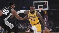 Aksi LeBron James saat Lakers melawan Spurs di lanjutan NBA (AP)
