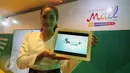 Model saat menunjukkan aplikasi Dompetku+ di Jakarta, Senin (14/3). layanan pembayaran dengan  mengunakan email sebagai identitas untuk berbagai transaksi online dan pengiriman uang online. (Liputan6.com/Angga Yuniar)