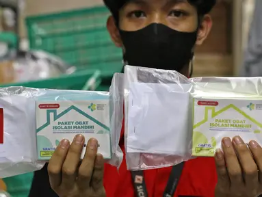Pekerja menunjukkan paket obat COVID-19 di salah satu gerai ekspedisi SiCepat di Jalan K.S Tubun, Petamburan, Jakarta, Sabtu (17/7/2021). Pemerintah resmi membagikan 300 ribu paket obat gratis untuk pasien COVID-19 yang menjalani isolasi mandiri di Pulau Jawa dan Bali. (Liputan6.com/Herman Zakharia)