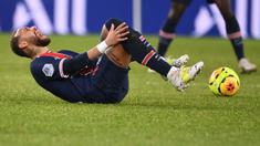 Neymar merupakan pemain yang memiliki keahlian dalam menggiring bola dan melewati lawan. Di sisi lain, pemain PSG tersebut juga dianggap sebagai sosok yang kerap melakukan diving karena gampang terjatuh jika bersentuhan dengan lawan, khususnya di dalam kotak pinalti. (Foto: AFP/Franck Fife)