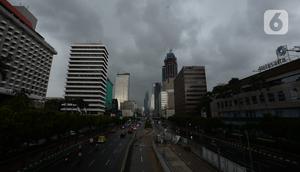Suasana ibu kota Jakarta diwarnai awan mendung di kawasan Thamrin, Kamis (18/2/2021). Badan Meteorologi, Klimatologi, dan Geofisika (BMKG) memprediksi hujan disertai angin akan terjadi lusa mendatang dan meminta para pengguna jalan harus berhati-hati saat berkendara. (merdeka.com/Imam Buhori)