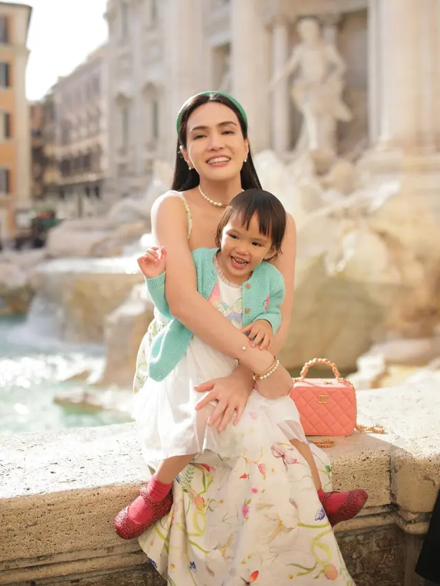 8 Gaya Kece Shandy Aulia Liburan sambil Momong Anak di Italia